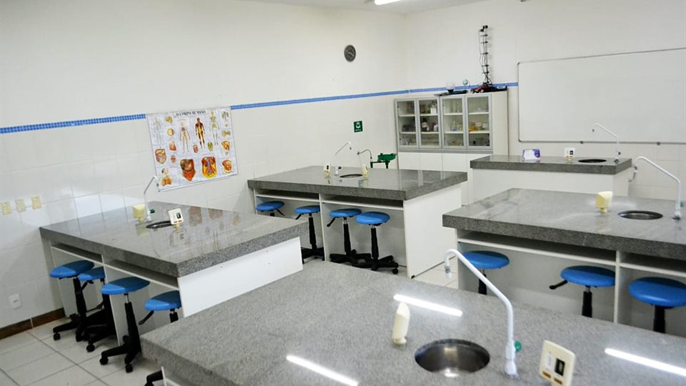 colegio-maximo-laboratorio-ciencias-h540